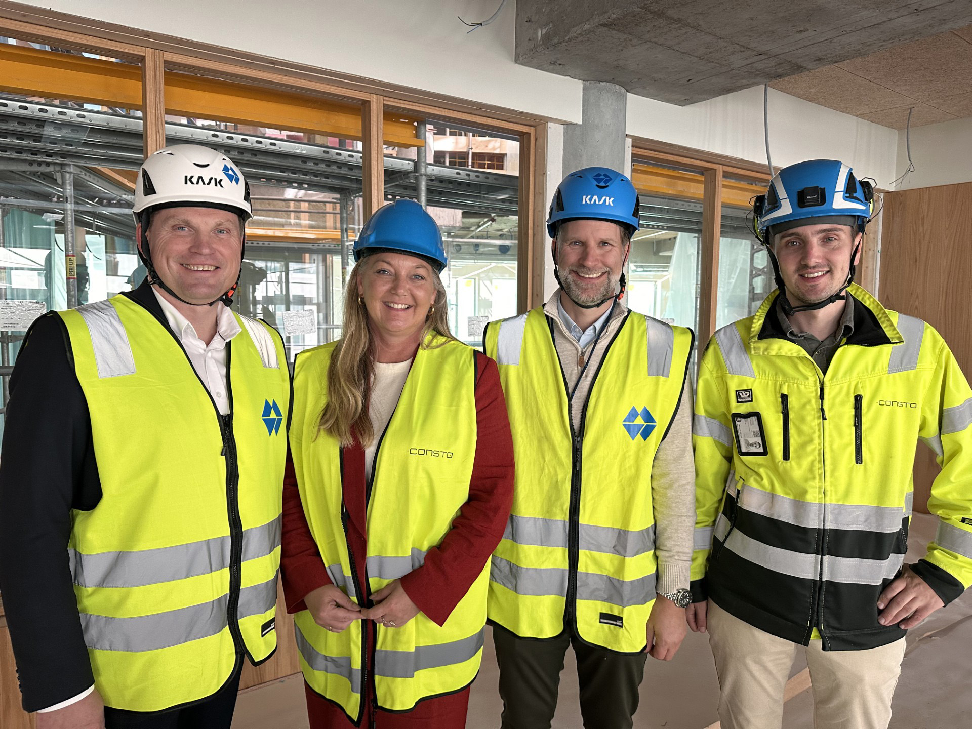 Bilde av forretningsfolk med gul vest og arbeidshjelm.