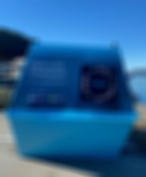 Sparebanken Møre sin lyseblå Plastkonto-konteiner for marint søppel.
